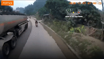 Tránh xe máy vượt ẩu , tài xế xe tải chấp nhận phi xuống vệ đường