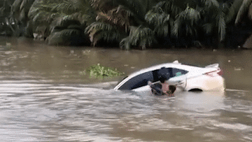 Tránh ô tô tải, xe con lao thẳng xuống sông