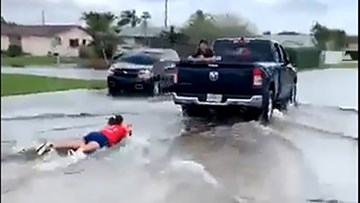 Cô gái ‘tranh thủ’ lướt ván khi bão Eta ''chết chóc'' đổ bộ Florida, Mỹ