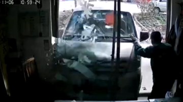 Xe buýt lao thẳng vào cụ ông ngồi trong nhà chỉ vì lỗi ngớ ngẩn của tài xế