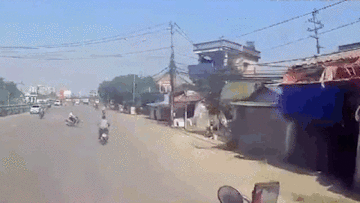 Cùng chạy xe tốc độ cao qua điểm giao cắt, 2 người đàn ông ngã đau đớn