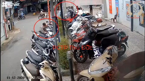 Vờ hỏi đường bác bảo vệ già để đồng bọn trộm xe SH trong nháy mắt