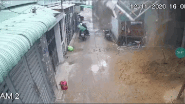 Giàn giáo công trình đổ sập, ba công nhân rơi xuống đất
