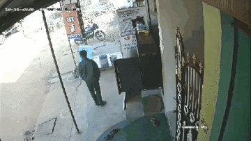 Bị máy kéo mất lái húc bay, người đàn ông may mắn thoát chết