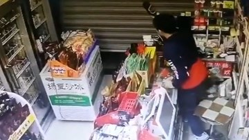 Trộm kéo cửa định lẻn vào cửa hàng bị nhân viên cầm chai rượu chờ sẵn