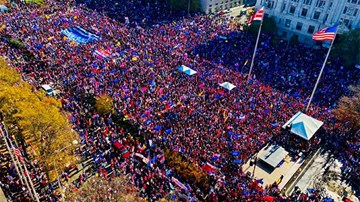 Hàng chục nghìn người xuống đường tuần hành ủng hộ TT Trump