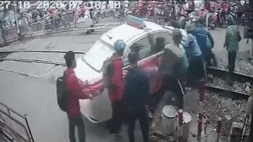 Tước GPLX, phạt 4 triệu tài xế cố tình vượt rào chắn đường sắt