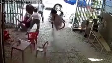 Giải cứu vợ bị bắt đưa lên ô tô, chồng đâm chết người