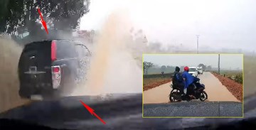 Xe bán tải tạt nước hàng loạt xe máy, người dân bất bình đuổi theo