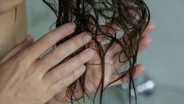 4 thói quen sai lầm khi gội đầu khiến tóc hư tổn nặng