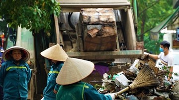 Công nhân rác đình công, cả một phường 'ngập trong mùi thối'