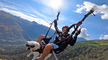 Ngôi làng đẹp nín thở ở Thụy Sĩ, người dân bay dù lượn đi làm