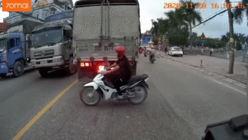 Sang đường sau đuôi xe tải, nam thanh niên bị cuốn vào gầm xe