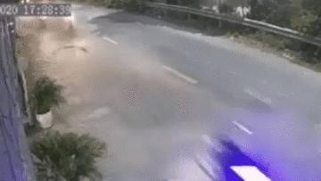 Khoảnh khắc 2 xe đâm trực diện khiến người chứng kiến 