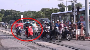 Dừng xe 'trước mũi tàu hoả', cuống cuồng không có đường lui