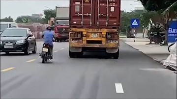 Xe máy và container rượt đuổi nhau như phim hành động trên QL10