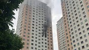 Khói đen kèm tiếng nổ phun ra từ ban công phòng ngủ tại chung cư ở Hà Nội