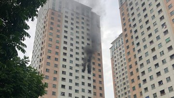 Khói đen kèm tiếng nổ phun ra từ ban công phòng ngủ tại chung cư ở Hà Nội