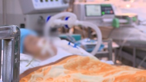 Bé gái 3 tuổi bị mẹ nghi trầm cảm đánh chấn thương sọ não, nguy kịch