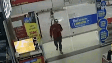 Nam thanh niên lao đầu húc vỡ cửa kính siêu thị vì mải xem điện thoại