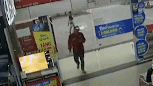 Nam thanh niên lao đầu húc vỡ cửa kính siêu thị vì mải xem điện thoại