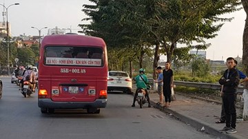 Xe khách dừng, đỗ đón khách 'náo loạn' đường Giải Phóng