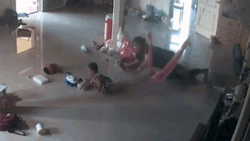 Cảm nhận được mối đe dọa, mẹ kịp cứu con 1 tuổi khỏi bị rết khổng lồ cắn