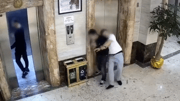 Say rượu và cái kết đắng ở thang máy khách sạn