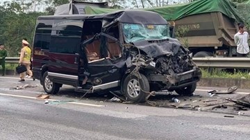 Xe Limousine tông đuôi ô tô đầu kéo trên cao tốc, 10 người bị thương