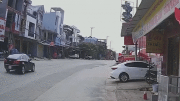 Khoảnh khắc ôtô phi như bay tông xe máy làm một người văng lên nóc nhà