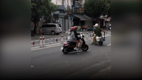 Khoảnh khắc đôi nam nữ bỏ chạy khi CSGT chặn đầu