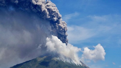 Núi lửa Indonesia phun trào cao hơn 4km, hàng nghìn dân đi lánh nạn