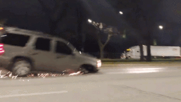 Mất 1 bánh trước, ô tô vẫn chạy băng băng gây tóe lửa trên phố