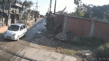 Khoảnh khắc ô tô cố băng qua đường ngang bị tàu hỏa tông văng xa