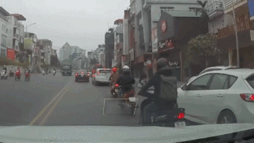Xe con đột ngột quay đầu chỗ cấm khiến 5 ô tô và 3 xe máy thót tim