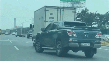 Xe tải và xe bán tải rượt đuổi, chặn đầu nhau như phim hành động