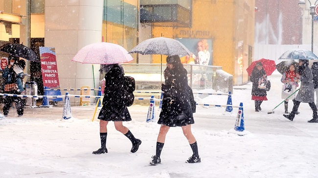 Vì sao trời lạnh thấu xương nhưng các nữ sinh Nhật Bản vẫn diện váy ngắn