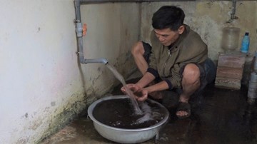 Nước giếng đen kịt nhiễm mangan, dân Hà Nội vẫn dùng mỗi ngày