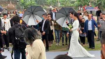 Viên Minh rạng rỡ bên Công Phượng tại tiệc cưới ở sân bóng làng