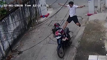 Trộm bọc quần áo phụ nữ bỏ chạy, nam thanh niên nhận cái kết đau đớn