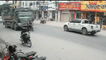 Tình huống giao thông khó tin: Xe máy ‘kéo lê’ xe ben cả đoạn đường dài