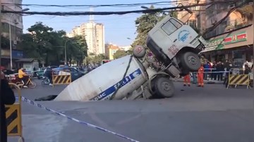 Hố tử thần khổng lồ nuốt chửng xe trộn bê tông giữa ngã tư