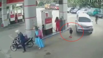 Mẹ bất cẩn khiến con nhỏ bị ô tô 7 chỗ “chồm” qua người