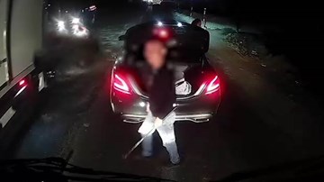 Hai lần vượt ẩu tự đâm vào xe tải, tài xế Mercedes rút gậy golf đe dọa