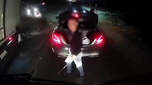 Hai lần vượt ẩu tự đâm vào xe tải, tài xế Mercedes rút gậy golf đe dọa