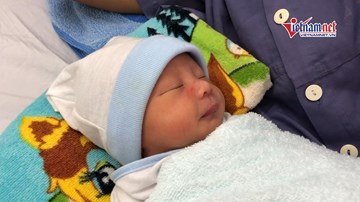 Em bé nằm cạnh khối u 'khổng lồ' chào đời an toàn