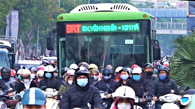 Ô tô xe máy mặc sức 'khóa' buýt nhanh BRT trong làn dành riêng