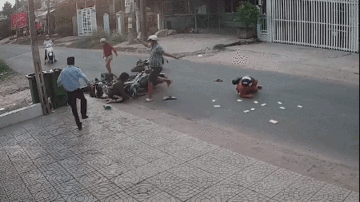 Bình Dương: Thanh niên đánh dã man nữ sinh sau va chạm giao thông