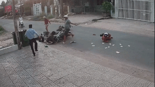 Bình Dương: Thanh niên đánh dã man nữ sinh sau va chạm giao thông