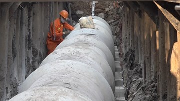 Dùng công nghệ khoan kích ngầm đặt ống cống dưới lòng sông Tô Lịch
